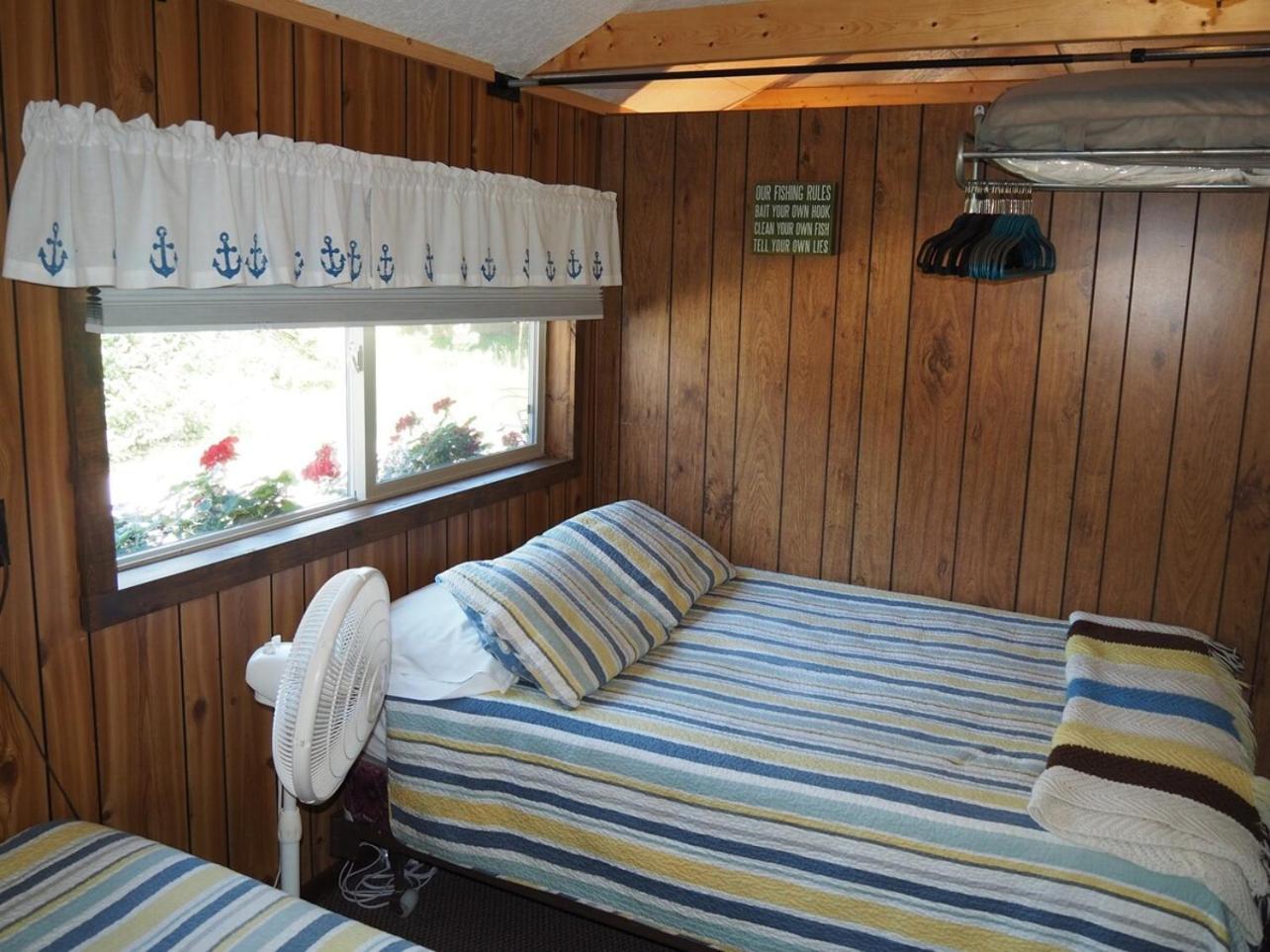 Sleeping Bear Riverside Cabins - Cabin #1 Honor 外观 照片